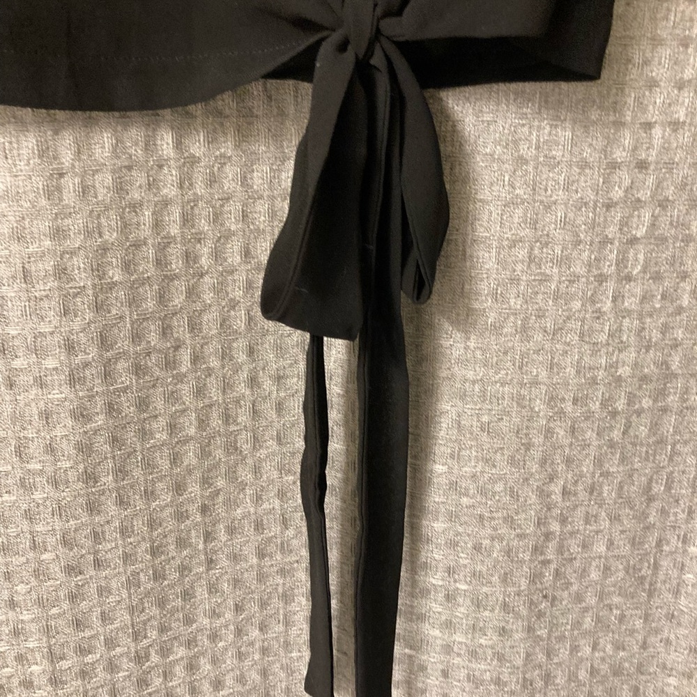 Black Wrap surplice front tie top v neck. Perfect for work! - Picture 3 of 9